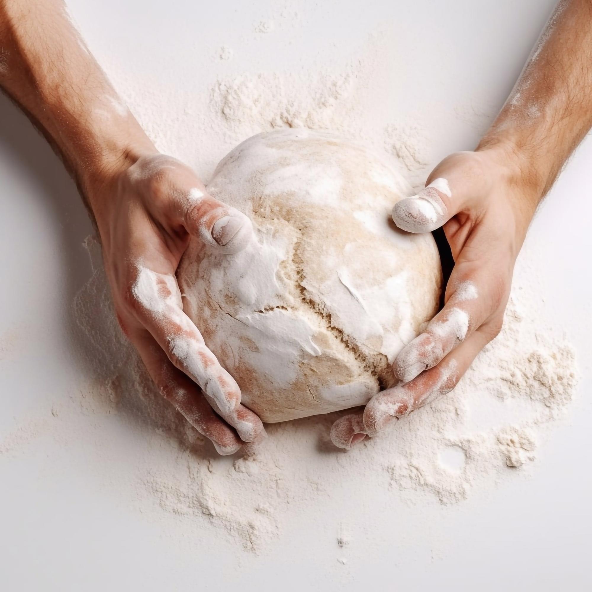 Dettaglio mani che impastano pane