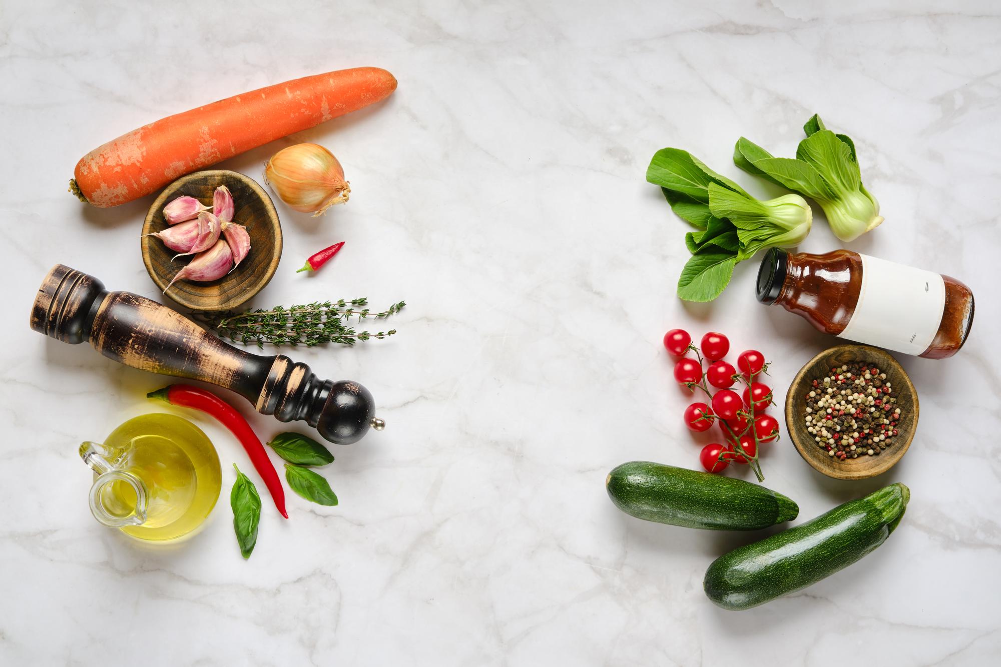 Banco di lavoro con utensili e ingredienti